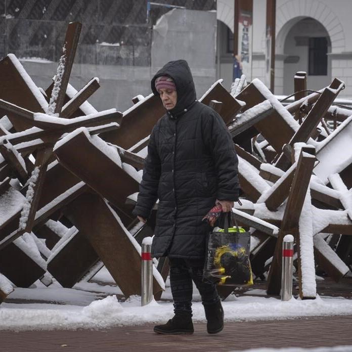 Ukraine: Russian strikes thwarted, wreckage hits buildings